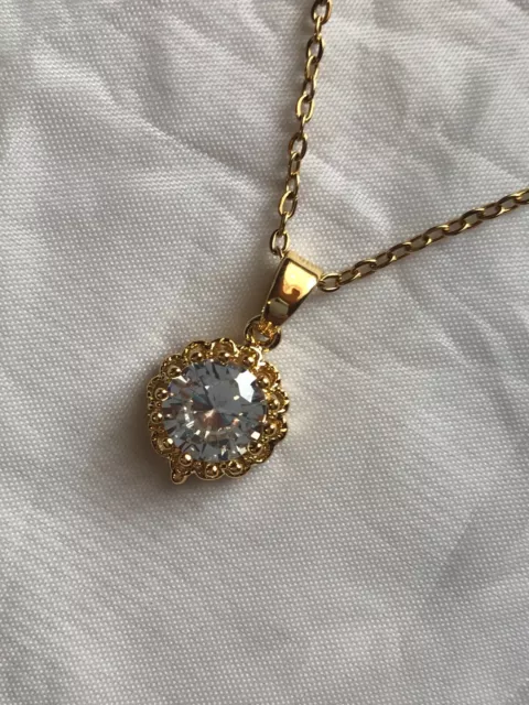 Collier Pendentif Pierre Ronde Surélevée Blanche Strass Petit Socle Bijou Doré