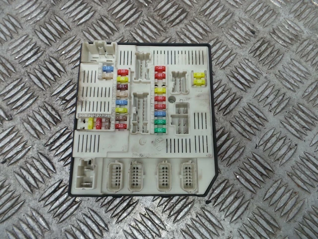 RENAULT MEGANE III 2009-2015 Engine Bay Fuse Box UPC 1.5 DCI K9K837