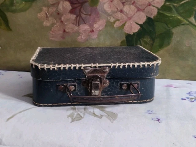 Petite Valise De Poupée Ancienne – Époque 1900 – Avec Carte Chromo De 1907