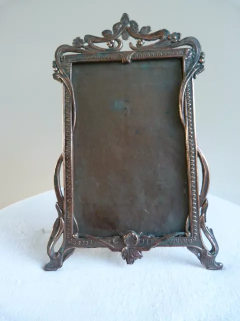 Ancien cadre photo 9 x 13 cm à poser en cuivre style Art  Nouveau - 1900