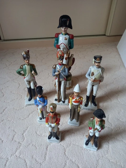 Lot De 8 Figurines Soldats Napoleonien En Porcelaine  Tres Bon Etat