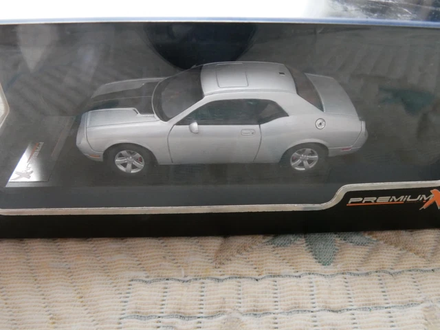 Miniature Dodge Challenger Coupé SRT8 Plum crazy 2008