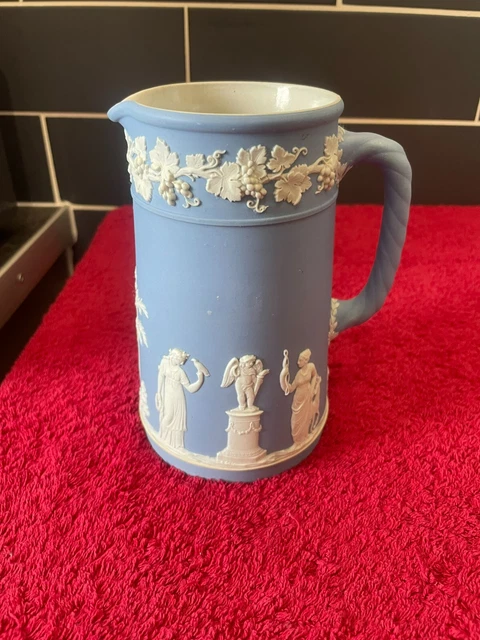 Wedgwood Jaspisware Wasserkrug, datiert nach 1891. 16 cm hoch.