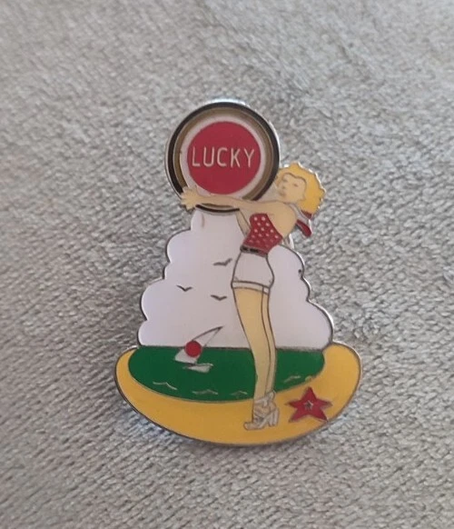 Pin's PIN UP LUCKY STRIKE DANS UN AVION DE GUERRE Lapel pin (ref 100