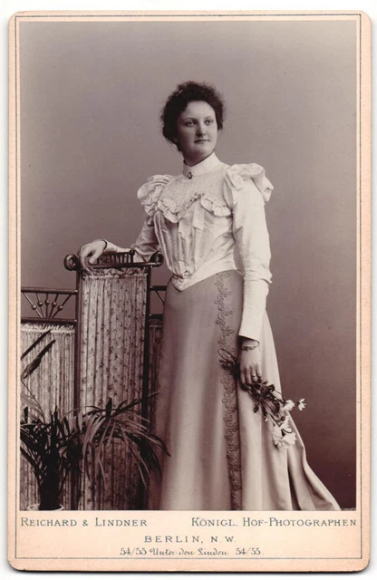 Fotografie Reichard & Lindner, Berlin, Portrait Dame in schönen Kleid mit Blume