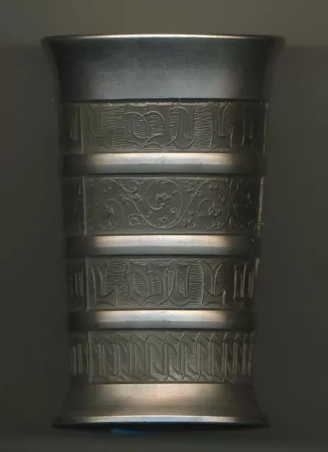 Zinnbecher Höhe ca. 10,9 cm - Weinbecher mit Ornamenten - sehr guter Zustand