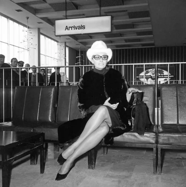 Sophia Loren arriving London Airport from Paris She will be go- 1965 Old Photo