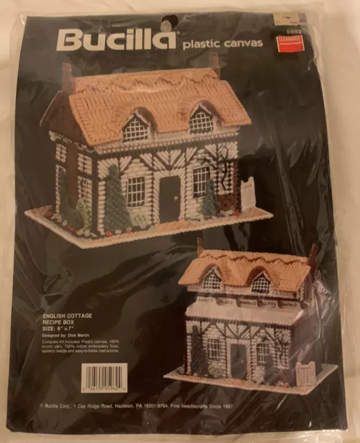 Bucilla Craft Kit INGLÉS CABAÑA CAJA DE RECETAS Cocina Plástico Lona 5962 Nuevo