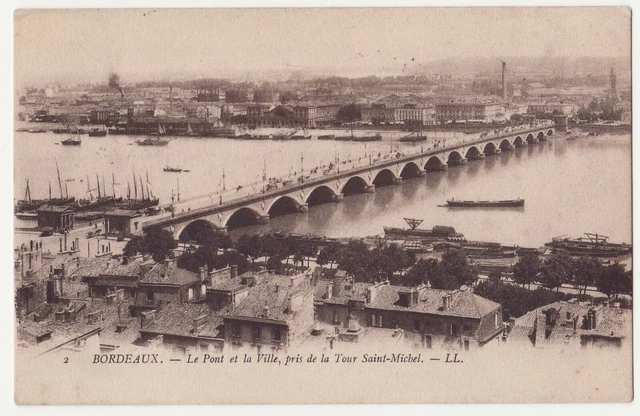 CPA 33 BORDEAUX Le Pont et la Ville, pris de la Tour Saint Michel bateaux