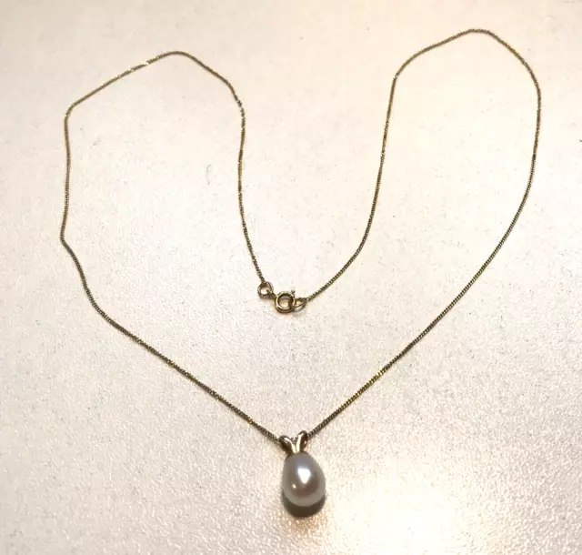 Very Pretty Cultured Pearl Pendant On Fine 9Ct Gold Chain