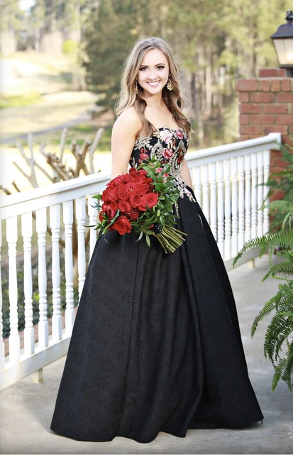 BLACK APPLIQUE BALL GOWN - Dress Size 00  $598 Mac Duggal