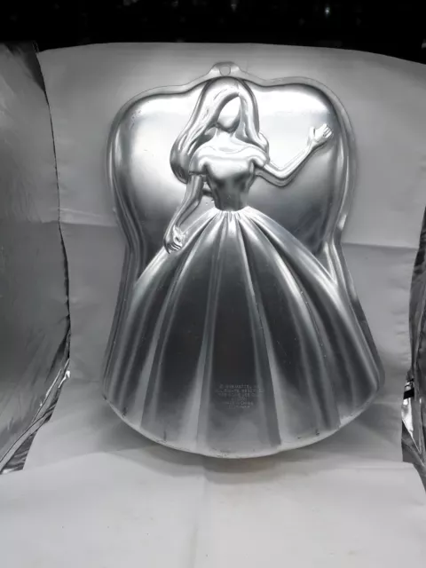 Wilton Mattel 1998 Princess Barbie Cake Pan 2105-9815, 15x11x2