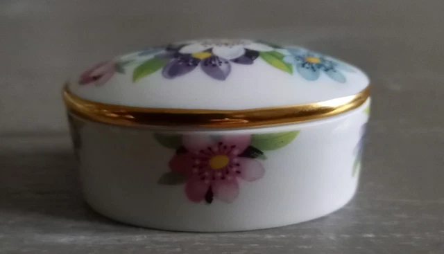 Boite à bijou pilulier en PORCELAINE DE LIMOGES décor peint vert et or