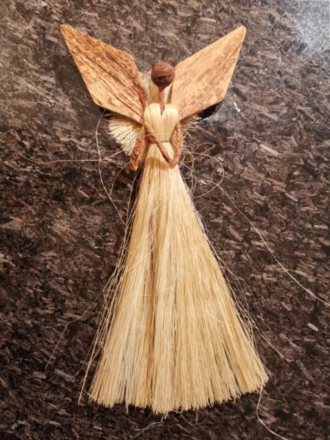 Engel "BETEND" - handgemacht aus Sansibar - Naturmaterialien m. Aufhänger - 20cm