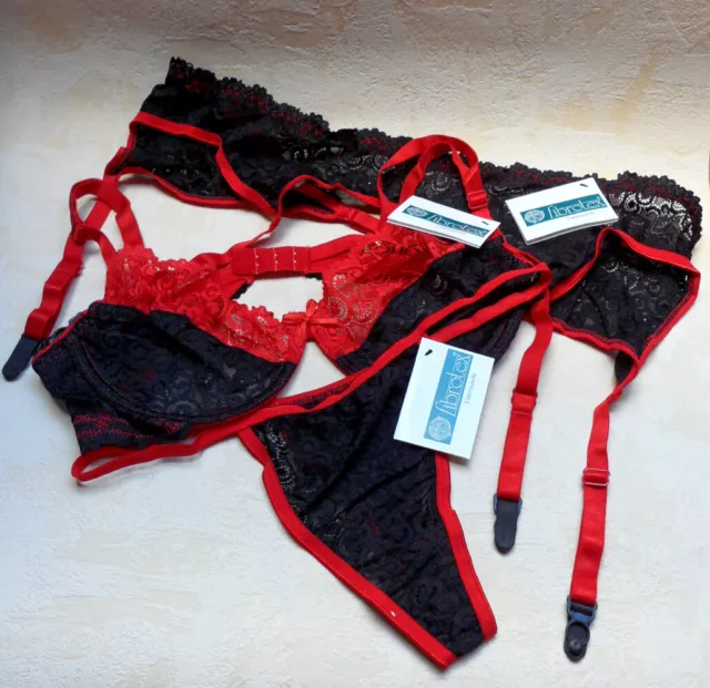 Reggiseno con ferretto, cinture e tanga in set, offerta speciale lingerie!