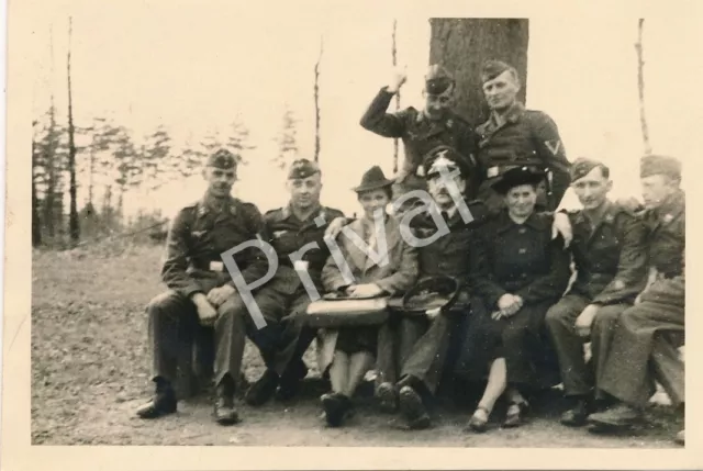 Foto WK II Wehrmacht Soldaten Damen Besuch Freizeit L1.86