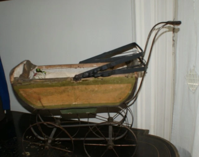 Ancien Landau Miniature Pour Poupée - Bois Caréné Et Métal - À Restaurer - Occasion