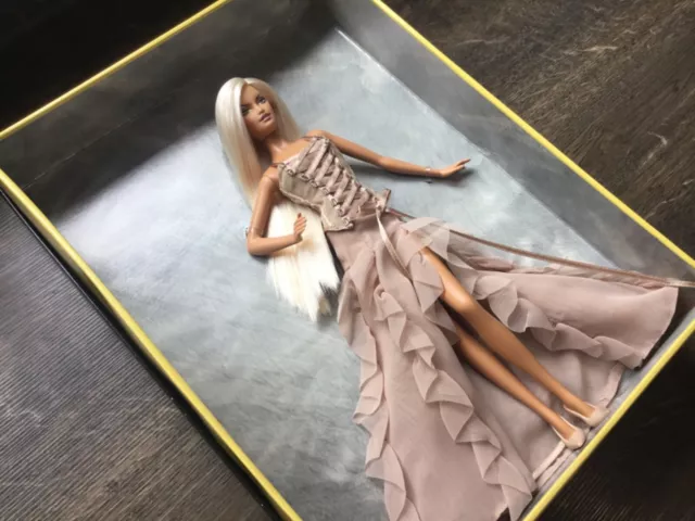 A Nod For Mod Barbie doll W/ Card Ltd 5000 Barbie Collector Exclusive Gold  label