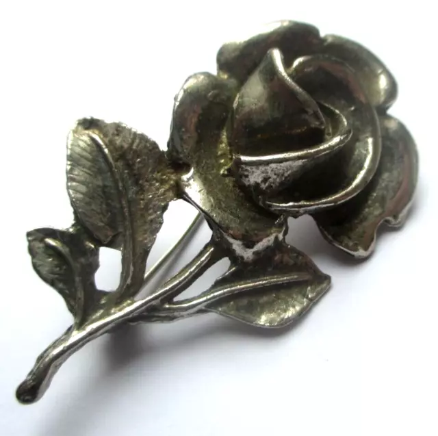 broche fleur en relief couleur argent finement gravé ancien bijou vintage 2580