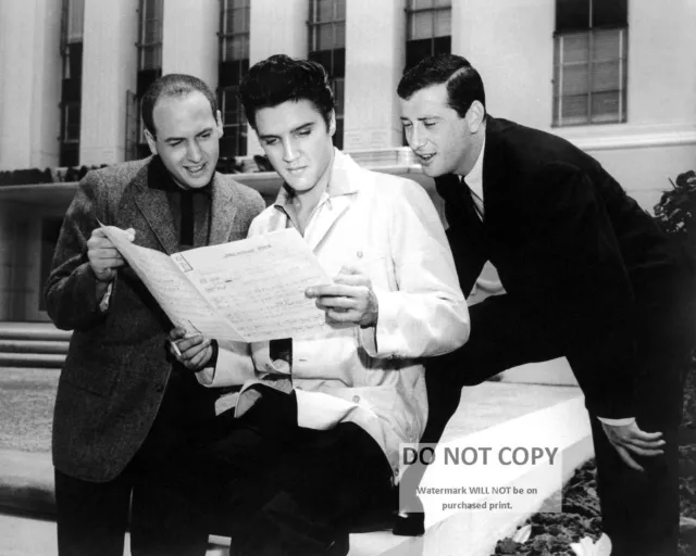 Elvis Presley, Mike Stoller & Jerry Leiber 1957 - 8X10 Publicity Photo (Ab978)