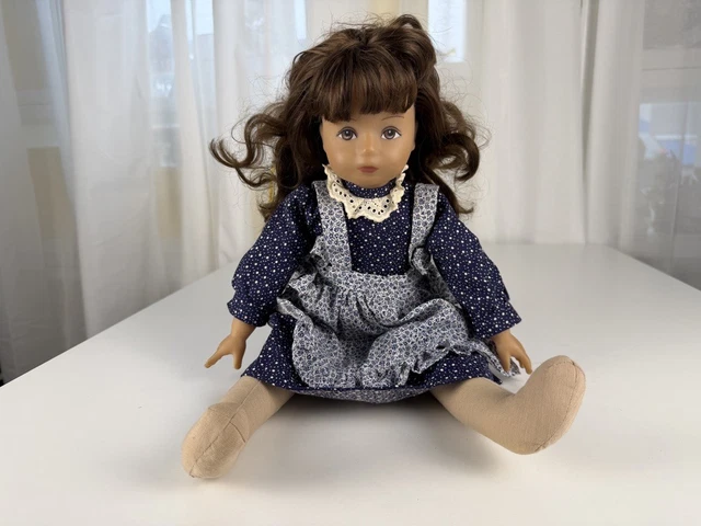 Poupée Bella Articulée 28 Cm, Robe Rosette, En Boîte