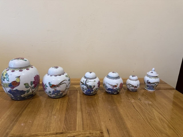 年代不明。傳統中国景德鎮青花山水樓台柄壺1個のみです。希少