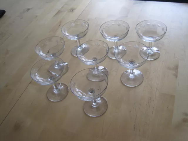 8 coupes a champagne   gravé/son cristallin . Objet vintage France French.