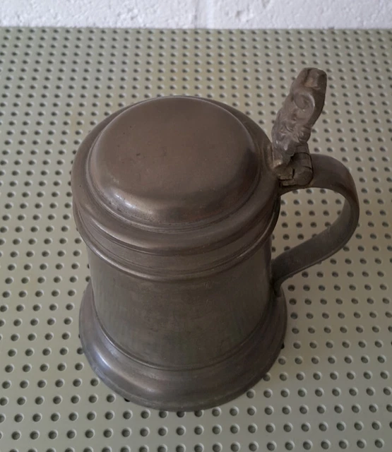 Chope Ancienne En étain Du XVIIIème Siècle - Décors Visage & Armoiries - Hauteur 20 Cm - Rare Et Décorative