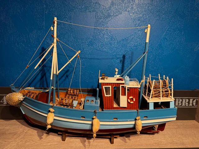 MAQUETTE DE Bateau vintage Chalutier de pêche en BOIS EUR 180,00