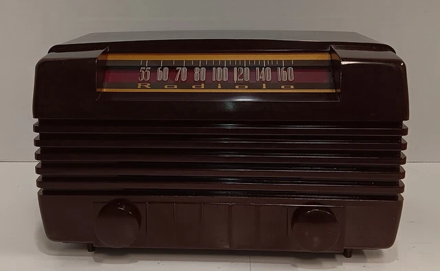 1946 RCA Radiola Model 61-8 AM Broadcast Table Radio. A Beautiful Radio. 1946 RCA Radiola Model 61-8 AM Broadcast Table Radio. A Beautiful Radio.