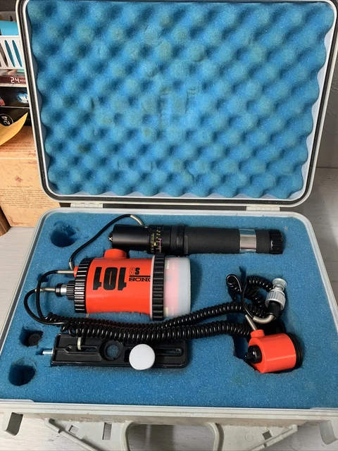 Nikonos Speed light SB101  Underwater Light With Carrying Case