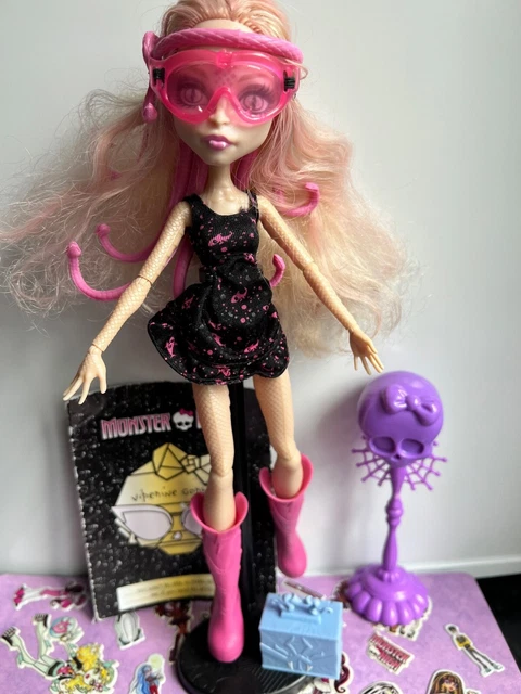 Bambola Hauntlywood Monster High Viperine Gorgon con supporto accessori ex detenuto