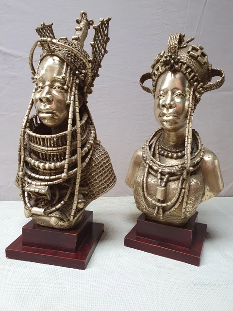 Impresionantes bustos de bronce del rey y la reina de Benín sobre bases de madera. 48cm. Nigeria.