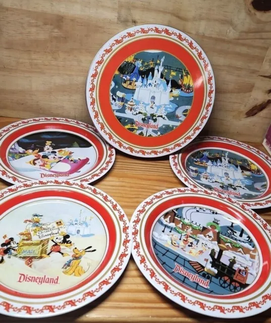 Mickey Mouse Disneyland Resort 4 Tin Collector Holiday Plates Exclusive 2007