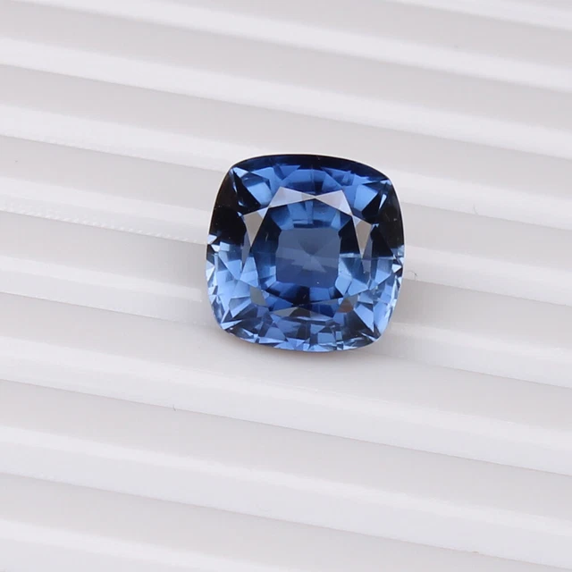 Saphir Naturel Bleu 8.72 CT Desseré Pierre Précieuse Certifié Forme