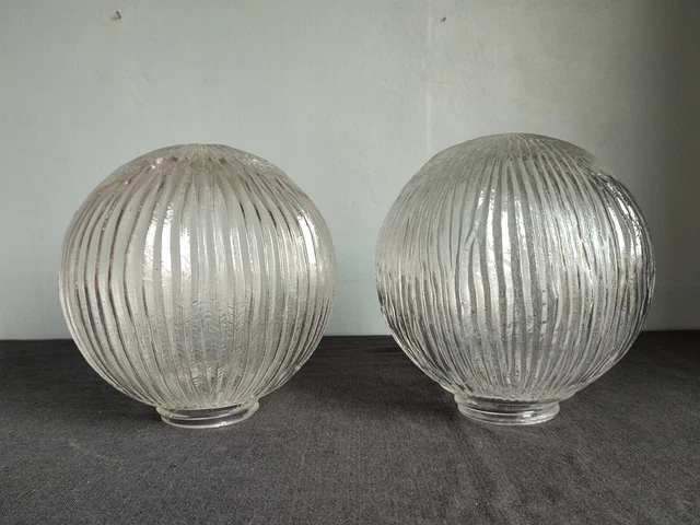 Lot de deux grands globes anciens en verre