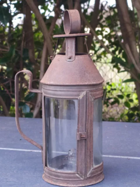 bougie d'extérieur dans une lanterne ancienne en verre et métal patiné