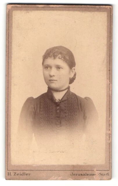 Fotografie H. Zeidler, Berlin-SW, Portrait junge Dame im hübschen Kleid mit Hal