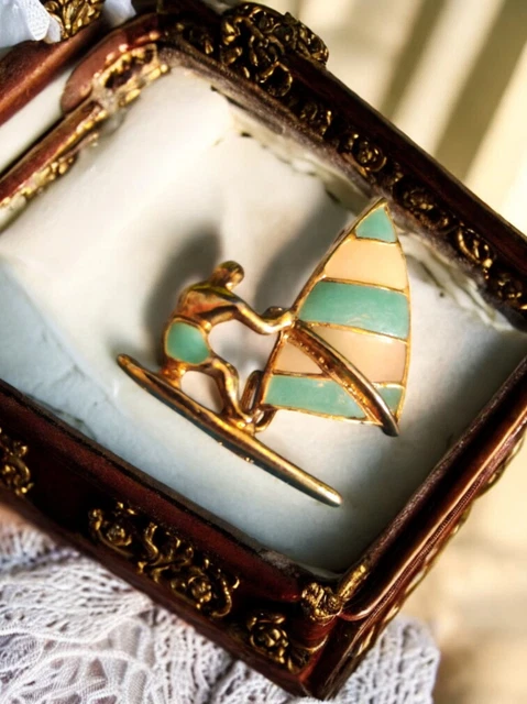 Broche Fantaisie Vintage – Métal Doré, élégant Et Rétro (Bon état D'occasion)