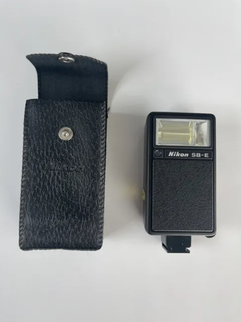 Flash de montaje en zapata Nikon Speedlight SB-E con estuche
