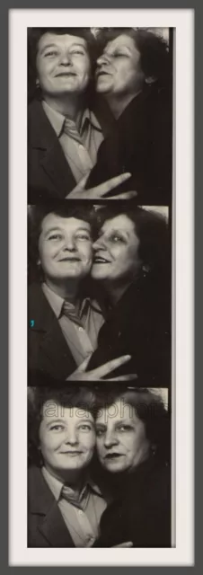 Photo Booth Women in love couple girls kiss vintage arcade old photo Lesbian Int