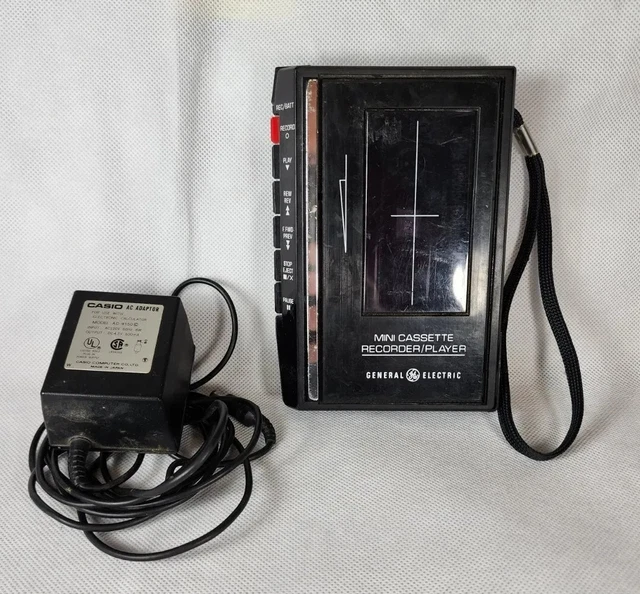 GENERAL ELECTRIC MINI CASSETTE RECORDER/PLAYER MODEL 35303A With power