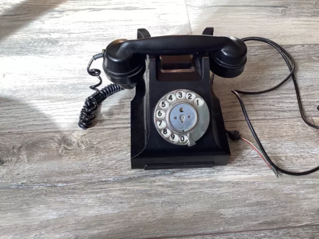 Vintage 1960s Black Bakerlite Telephone .