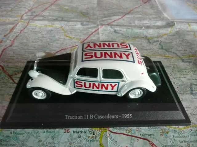 CITROËN Traction 11 B Sunny Cascadeurs 1955 Universal Hobbies 1/43 sur Socle