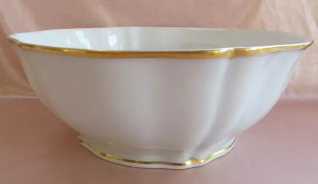 Saladier plat de service en porcelaine de Limoges blanc et or