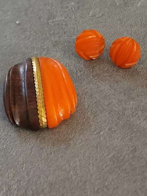 Carved Butterscotch BAKELITE & Wood Vintage Dress Clip & Earrings Set Unusual