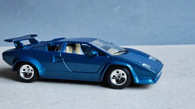 Burago Lamborghini Countach (1988) scala 1:24