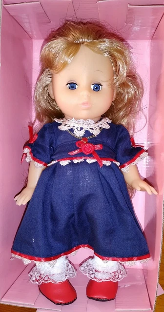 BAMBOLA EMY NUOVA con circa 30 abiti completi di accessori EUR 120