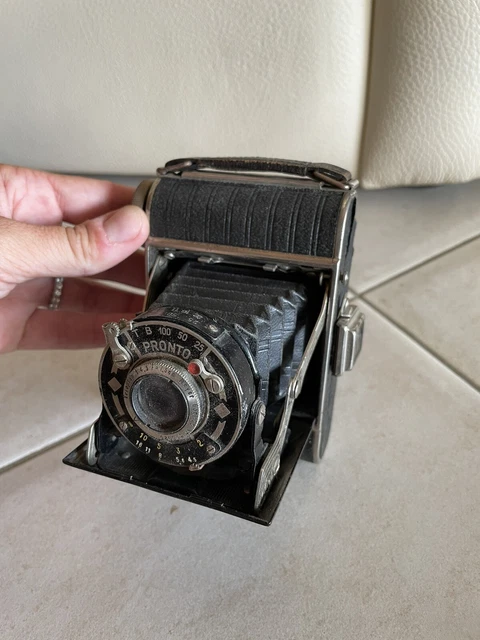 Appareil-photo ancien a soufflet objectif pronto - Collection