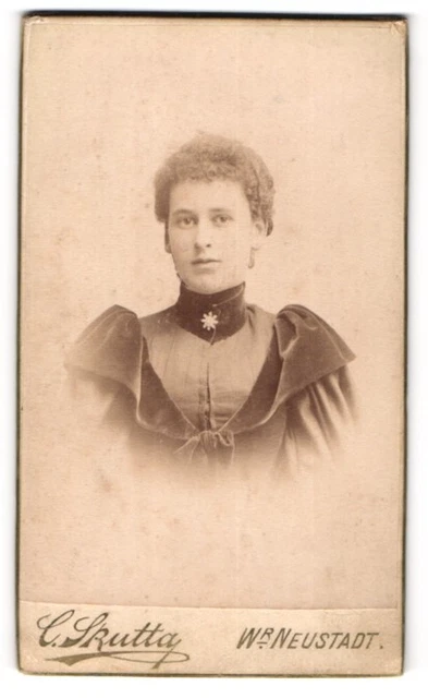 Fotografie C. Skutta, Wiener Neustadt, Portrait bildschöne junge Frau mit Brosc